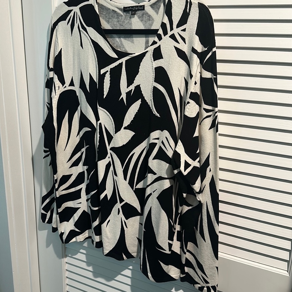 Beautiful PERRI NEW YORK Black & White Long Sleeves Sweater with Beads. Size 2X